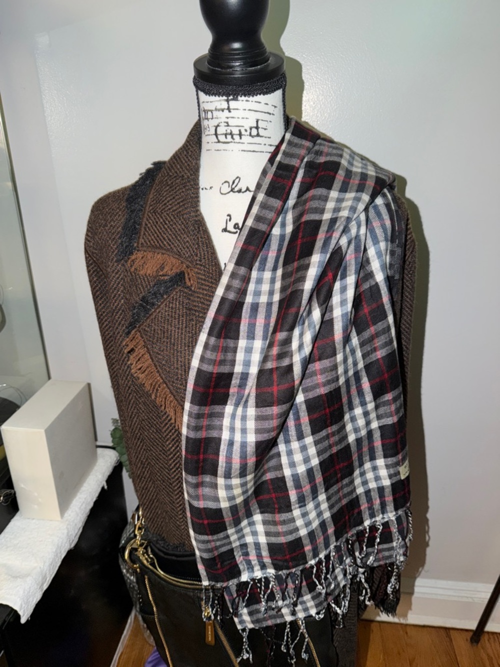 Preloved Burberry Black, White and Red Plaid Throw scarf 🧣 great condition - Picture 14 of 14